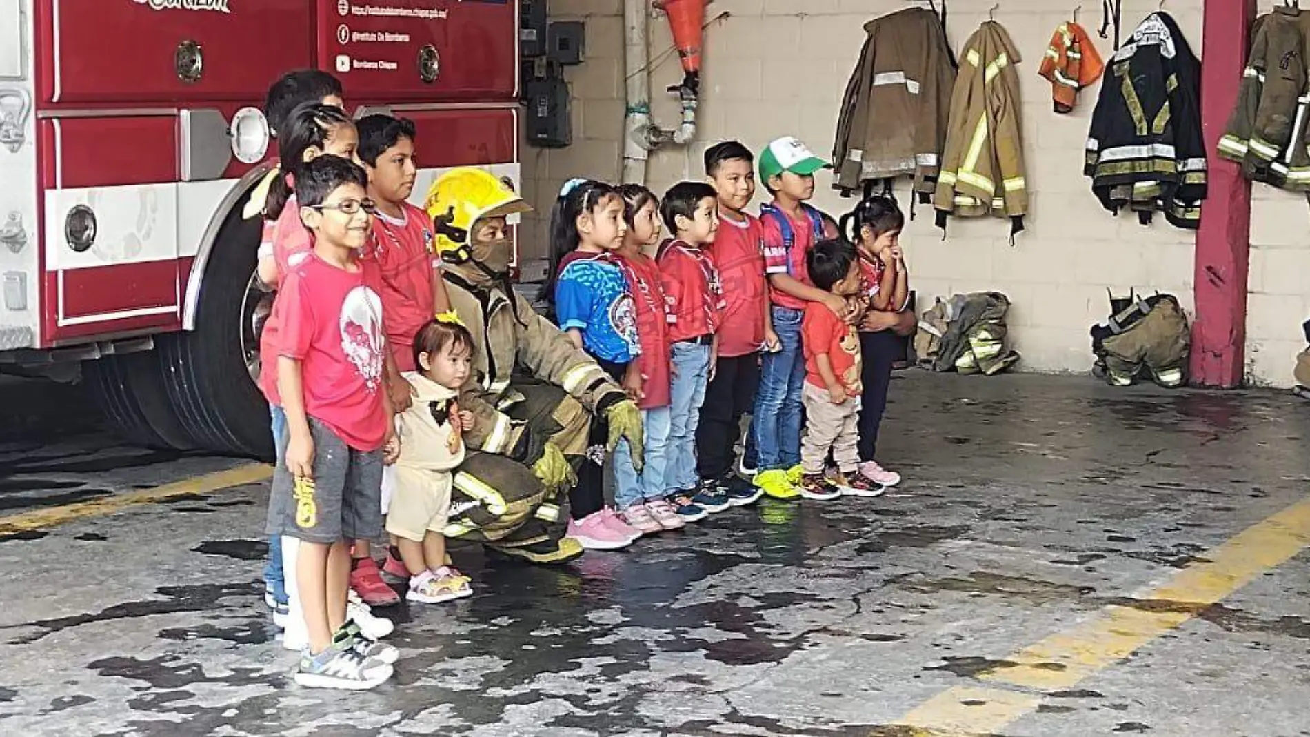 niños con bomberos